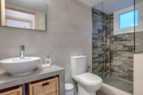 Koupelna v ubytování Cactus Guesthouse, Κίνι Συρος