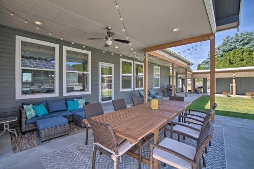 Un patio o zona al aire libre en Remarkable Yakima Getaway with Pool and Hot Tub!