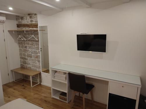 Televízia a/alebo spoločenská miestnosť v ubytovaní S-Rooms
