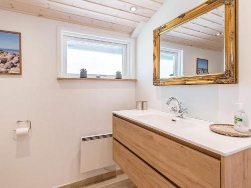 une salle de bain avec un lavabo et un miroir dans l'établissement 6 person holiday home in Blåvand-By Traum, à Blåvand