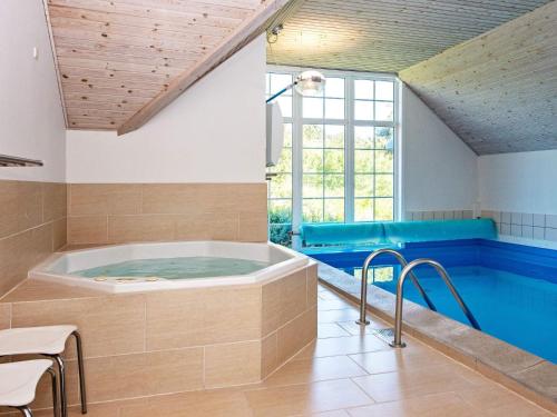 Swimmingpoolen hos eller tæt på Nine-Bedroom Holiday home in Fanø