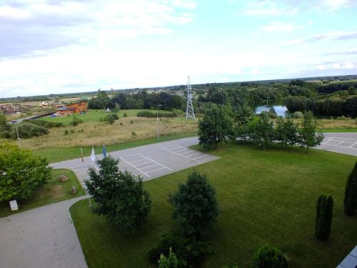 una vista aérea de una pista de tenis en un parque en Motelis Jonučiai, en Garliava