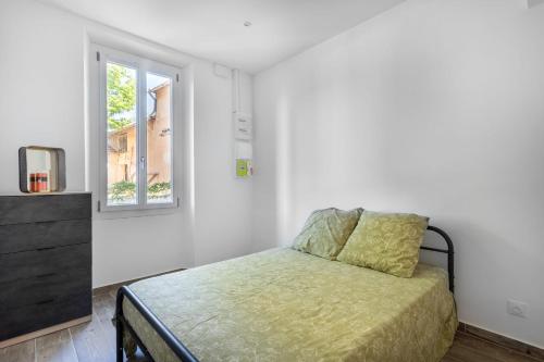 - une chambre avec un lit et une fenêtre dans l'établissement Luxurious 1 bedroom, AC, terrace, close beaches - Dodo et Tartine, à Carqueiranne