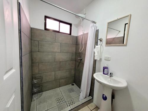 フォルトゥナにあるLa Fonda Apartmentsのシャワーと洗面台を備えた白いバスルーム