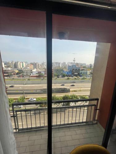una ventana con vistas a la ciudad en Departamento completo en Miraflores Surquillo, en Lima