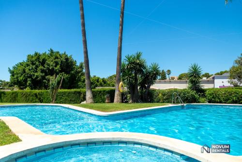 Modern 3 BDRM Apt with Sea Views & Pool Newly Renovated