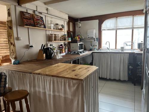 een keuken met een houten aanrecht in een kamer bij Casa Balmaceda Backpackers in Coihaique