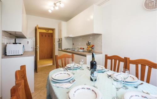 stół jadalny z butelką wina i kieliszkami w obiekcie Amazing Apartment In Veprinac With Kitchen w mieście Veprinac