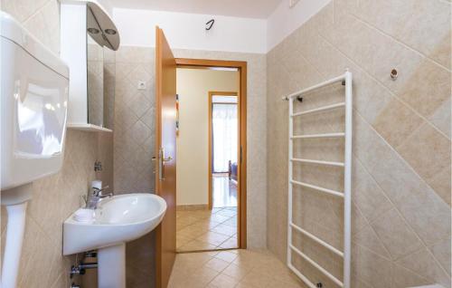 Et badeværelse på Amazing Apartment In Veprinac With Kitchen