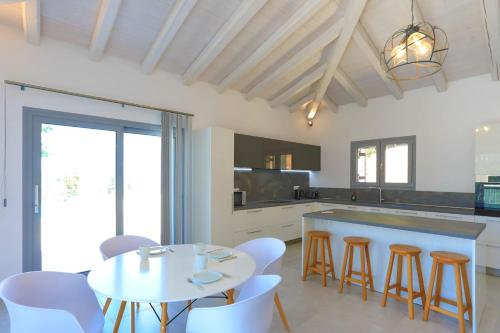 Η κουζίνα ή μικρή κουζίνα στο Brand New Villa Loki with Large infinity pool WiFi and Sea Views