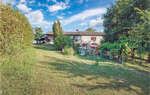 a house with a yard in front of a building at Rondine in Smirra