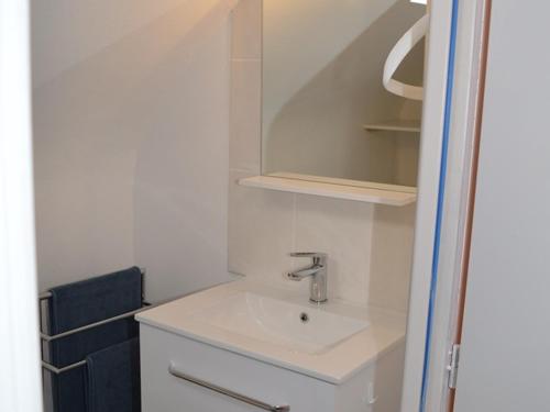 Ένα μπάνιο στο Gîte confortable avec jardin, proche de Tours, idéal pour familles, animaux acceptés. - FR-1-381-47