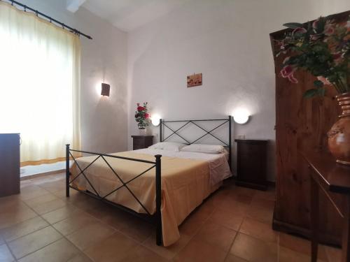 ein Schlafzimmer mit einem Bett in einem Zimmer in der Unterkunft Fattoria della Sabatina in La Sabatina
