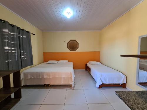 una camera con due letti di Pousada Sonho de Mar a Luis Correia