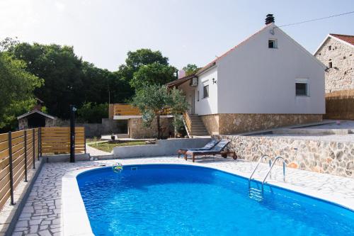 uma piscina em frente a uma casa em House Manda Adriatic em Skradin