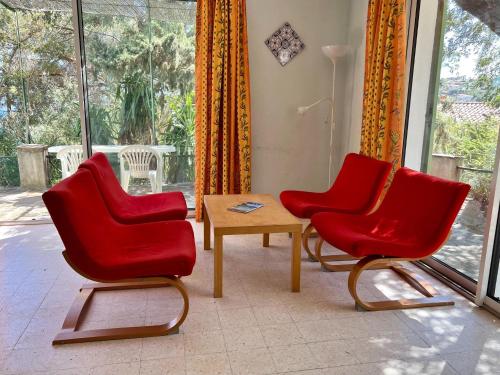 Photo de la galerie de l'établissement Cozy gite with sea view in Le Lavandou, au Lavandou
