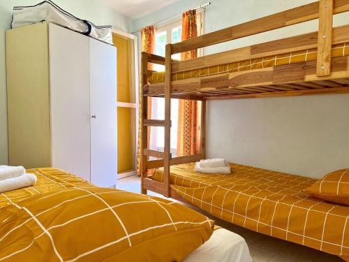 Photo de la galerie de l'établissement Cozy gite with sea view in Le Lavandou, au Lavandou