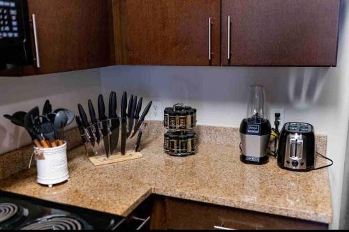 Una cocina o kitchenette en AMPLIFY SPACES 1 and 2 BR Apartments, Downtown Birmingham, UAB