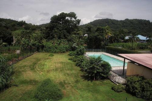 una vista aérea de un patio trasero con piscina en Studio cosy entre plage et foret, en Rémire-Camp