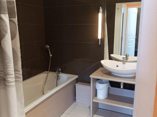 Kúpeľňa v ubytovaní Appartement T3 dans Château avec Piscine et Sauna à Jausiers, 6 pers, Terrasse et Balcon - FR-1-165B-4