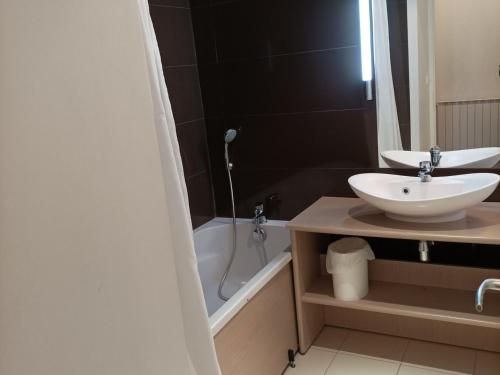 Kúpeľňa v ubytovaní T4 duplex, piscine chauffée, WiFi, animaux acceptés - FR-1-165B-28
