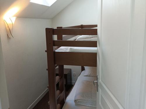 ein paar Etagenbetten in einem kleinen Zimmer in der Unterkunft Appartement Jausiers, 3 pièces, 6 personnes - FR-1-165B-28 in Jausiers