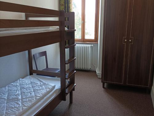 een slaapkamer met 2 stapelbedden en een raam bij Appartement Jausiers, 3 pièces, 6 personnes - FR-1-165B-19 in Jausiers
