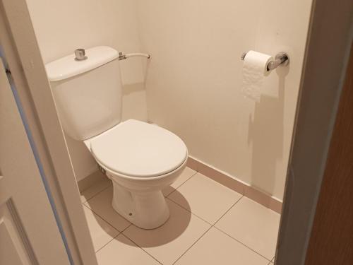 een badkamer met een toilet en een rol toiletpapier bij Appartement Jausiers, 3 pièces, 6 personnes - FR-1-165B-19 in Jausiers