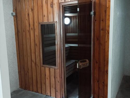 - une porte en bois avec un miroir dans l'établissement Studio à Jausiers avec terrasse, piscine chauffée et parking, proche du Mercantour - FR-1-165B-43, à Jausiers