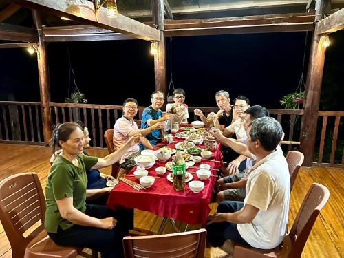 Επισκέπτες που μένουν στο Ba Be lake-Huyền Hào Homestay