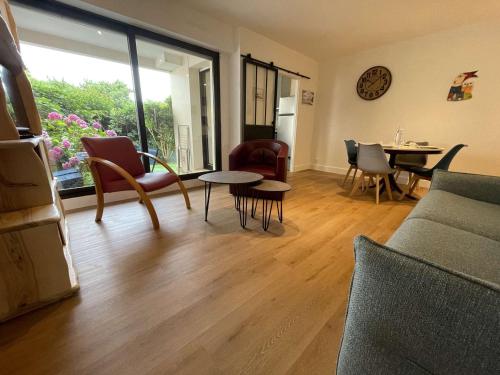 Fotografia z galérie ubytovania Appartement cosy avec terrasse, piscine et proche plage à La Rochelle - FR-1-246-627 v destinácii La Rochelle