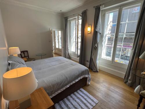 sypialnia z łóżkiem i dwoma dużymi oknami w obiekcie Centrally located 1-Bed apartment in Inverness w mieście Inverness