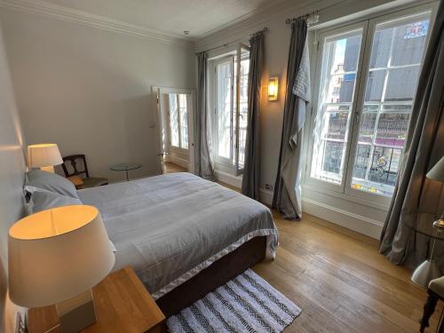 Un dormitorio con una cama y dos grandes ventanales. en Central 1-Bed Apartment in Inverness Sleeps 4, en Inverness