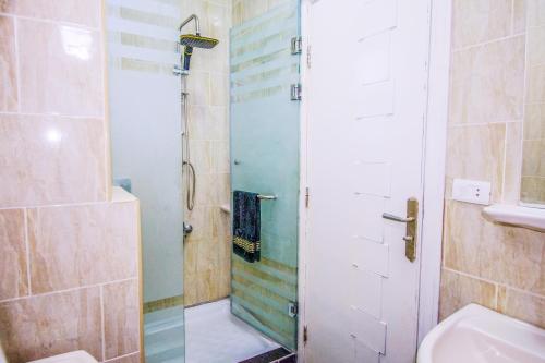 Ванная комната в Poolside With Patio Near El Gouna - 2 x Large Pools & Kitchen - European Standards - Tiba Resort P4