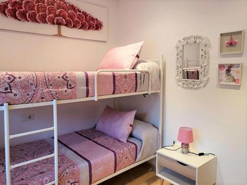 een slaapkamer met 2 stapelbedden en een kleine tafel bij Apartment in Spain near Sandy Beach in Vera