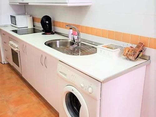 una cocina con fregadero y lavadora en Belvilla by OYO Valle del Este las Yucas, en El Esparragal