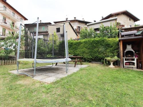 a swing in a yard with a picnic table at Family Retreat near Garda in Ronzo Chienis
