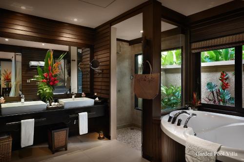 een badkamer met 2 wastafels en een bad bij Bo Phut Resort and Spa - SHA Plus in Bophut 