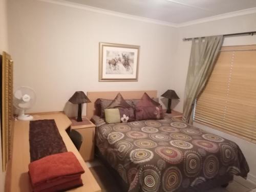 Inviting 3-Bed House in Kempton Park tesisinde bir odada yatak veya yataklar
