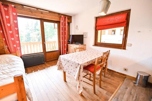 TV a/nebo společenská místnost v ubytování Apartment With View On The Mont Blanc