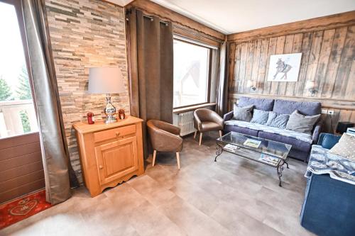 een woonkamer met een bank en een tafel bij Large apt 80m Superb view Mont-Blanc 6p in Combloux