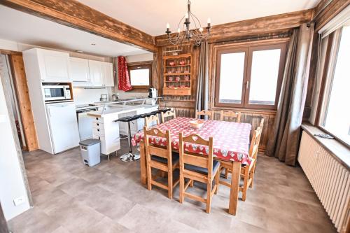 een keuken met een tafel en stoelen in een kamer bij Large apt 80m Superb view Mont-Blanc 6p in Combloux