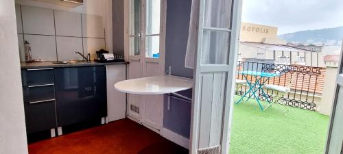 - une cuisine avec vue sur un balcon dans l'établissement Studio avec TERRASSE pour 2 personnes à Nice !, à Nice