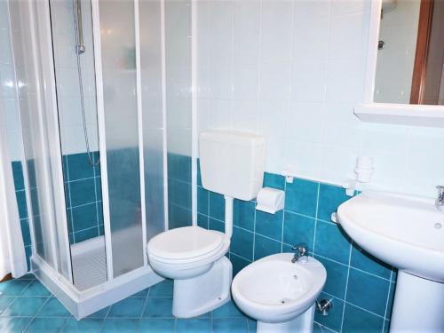 un bagno con wc, lavandino e doccia di Villa in Caorle near Spiaggia Tartaruga a La Fagiana
