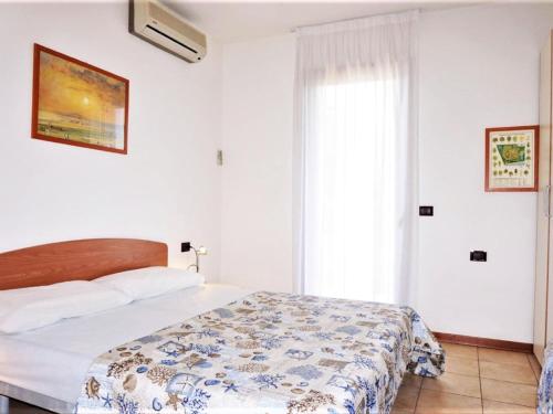 una camera da letto con un letto e una finestra di Villa in Caorle near Spiaggia Tartaruga a La Fagiana