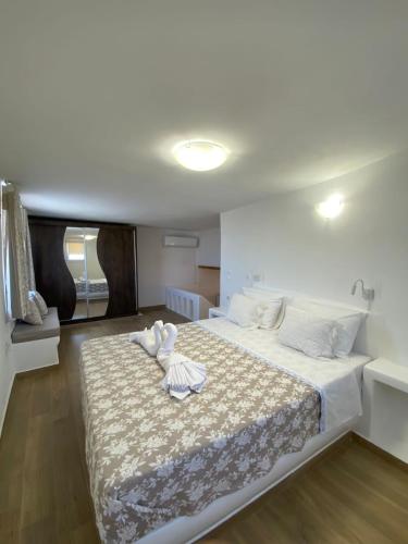 アノ・メラにあるAlamana's House - Ideal for couplesのベッドルーム1室(大型ベッド1台、タオル付)