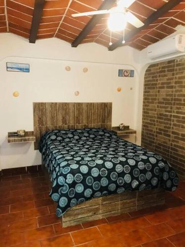 a bedroom with a large bed in a room at Casa Totalmente Equipada en Playa Algodones in San Carlos