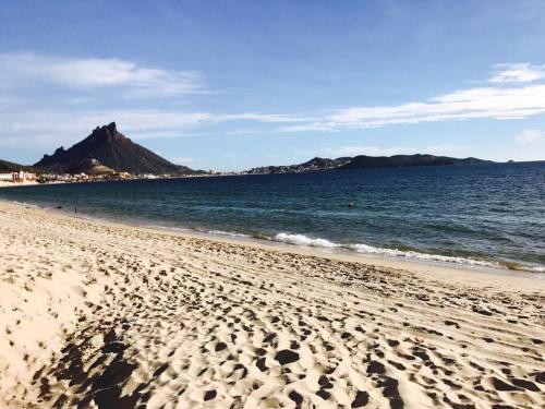 a sandy beach with a view of the ocean at Casa Totalmente Equipada en Playa Algodones in San Carlos