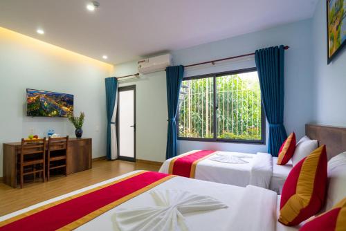 Postel nebo postele na pokoji v ubytování Golden Field Villa Hoi An