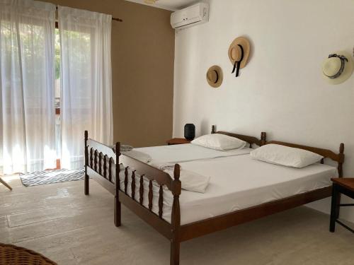 Ein Bett oder Betten in einem Zimmer der Unterkunft Apartments Mimoza Komiza